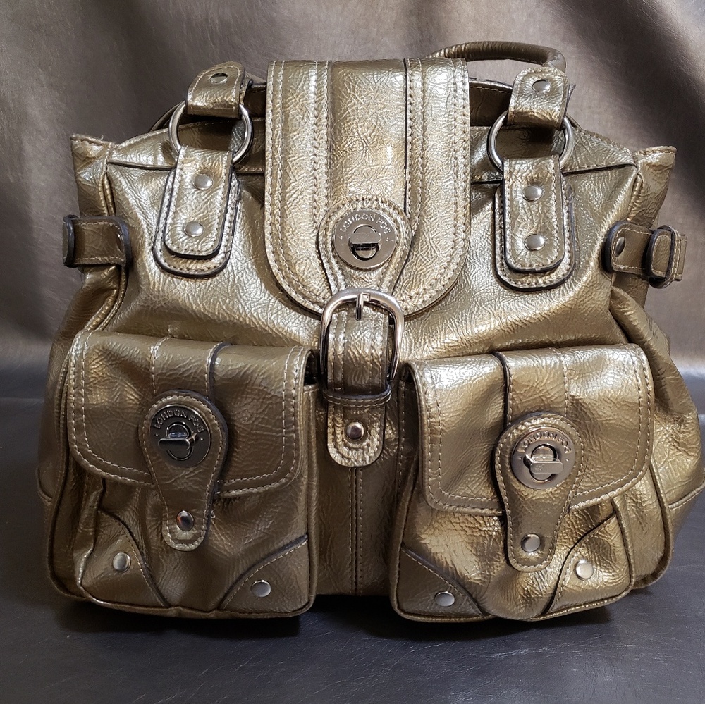 Authentic London Fog patent leather Purse- AMAZING